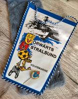 Anstecknadel DDR Oberliga - ASV Vorwärts Stralsund mit Wimpel Hessen - Echzell  Vorschau