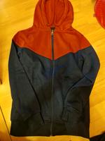 1 Sweatjacke und 4 Shirts Niedersachsen - Thedinghausen Vorschau