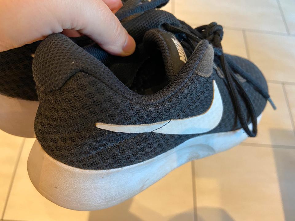 Nike Madchen Tanjun Sneaker Gr. 35 5 schwarz in Bayern Kurnach Gebrauchte Kinderschuhe GroBe 35 kaufen kleinanzeigen