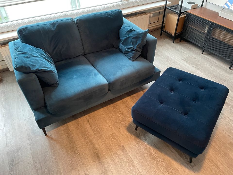 2 Sitzer Sofa Blau Samt inkl. Hocker in Hamburg