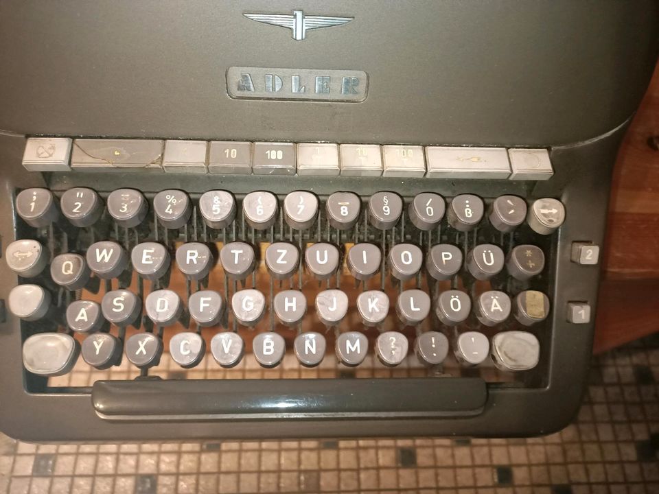 Antike "Adler" Schreibmaschine in Weidenberg