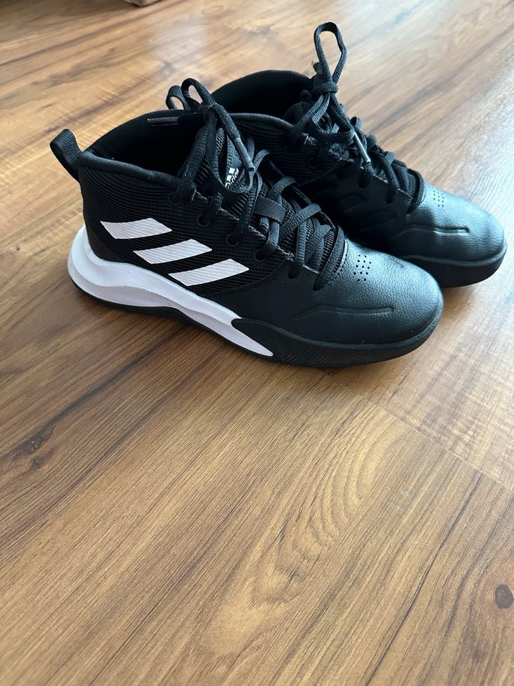 Adidas Jungen Schuhe Sneaker schwarz Gr.33 wie neu in Hannover