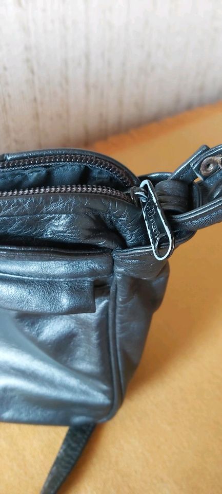 schwarze Damenumhängehandtasche in Neckartenzlingen