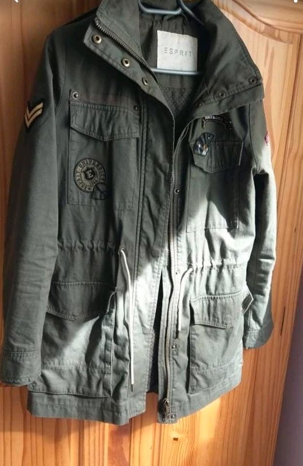 Esprit Parka Jacke Übergangsjacke grün Patches in Mainz