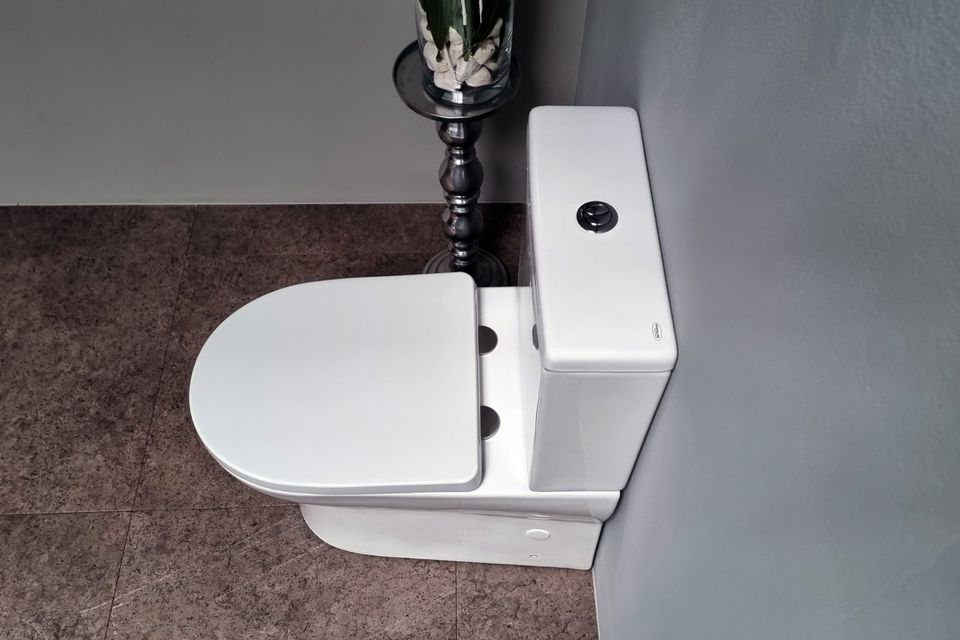 Keramik Stand WC mit Spülkasten Toilette bodenstehend + WC Sitz 379,- €* in Bad Essen