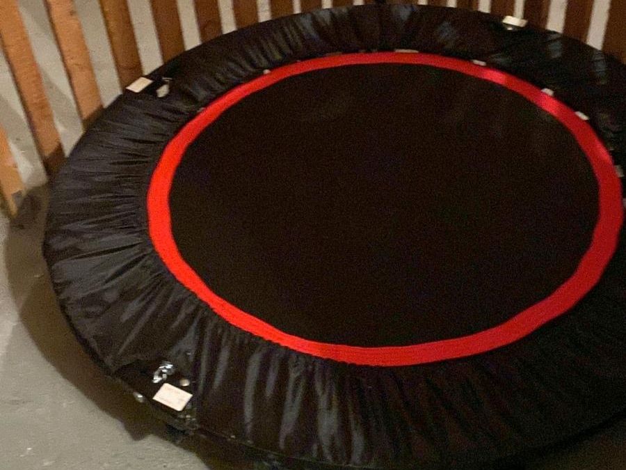 Trampolin bis 100kg mit Haltestange in Nußloch