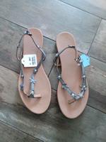 pesaro Zehentrenner Flip Flops  Leder mit Glitzersteinen gr. 42 Sachsen-Anhalt - Samswegen Vorschau