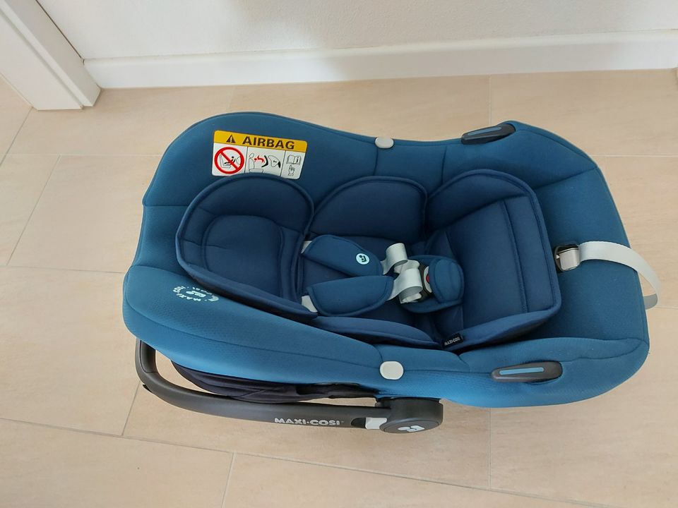 Maxi Cosi Tinca blau unfallfrei + Basisstation Family Fix 3 in Coburg