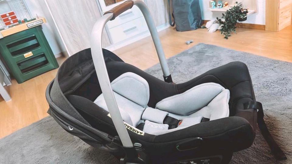 Babyschale Nuna mit Base ähnlich  Maxi Cosi in Pfullendorf