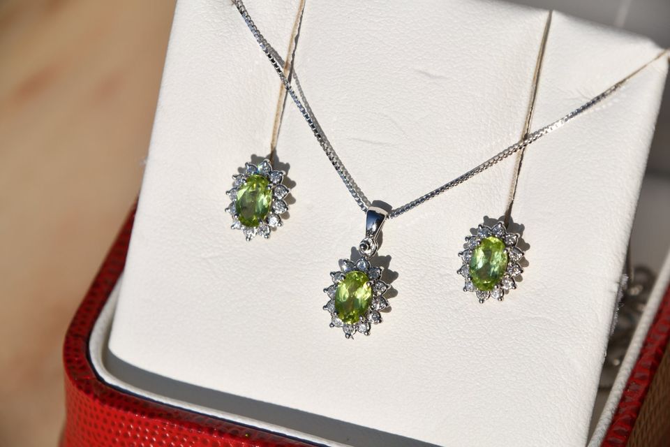 Weißgold 750 Ohrstecker Ohrringe Anhänger Parure Peridot Diamant in München