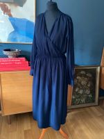 Dunkelblaues Wickelkleid von uniqlo in xs/s Neuhausen-Nymphenburg - Neuhausen Vorschau