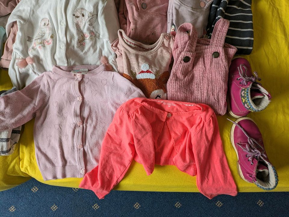 Baby Mädchen Kleiderpaket Pulli Hose Jacke Leggings Kleid Body in Hohenlockstedt