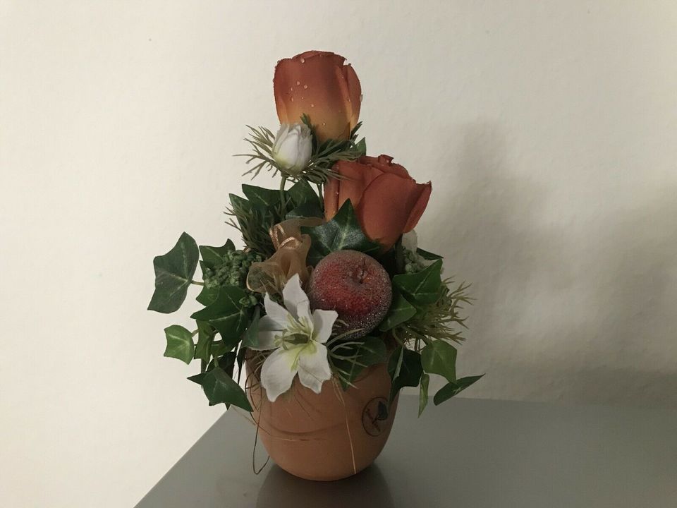 Gesteck mit Rosen u. Früchten / Kunstblumen in Stuttgart