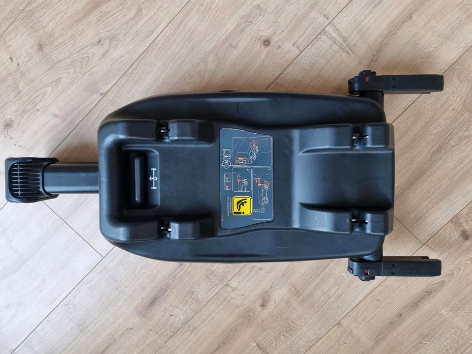 Joie I level Babyschale inkl. Isofix base in München