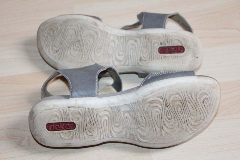 RIEKER Sandaletten Sandalen Gr. 38 grau Glitzer Fußbett in Rechlin