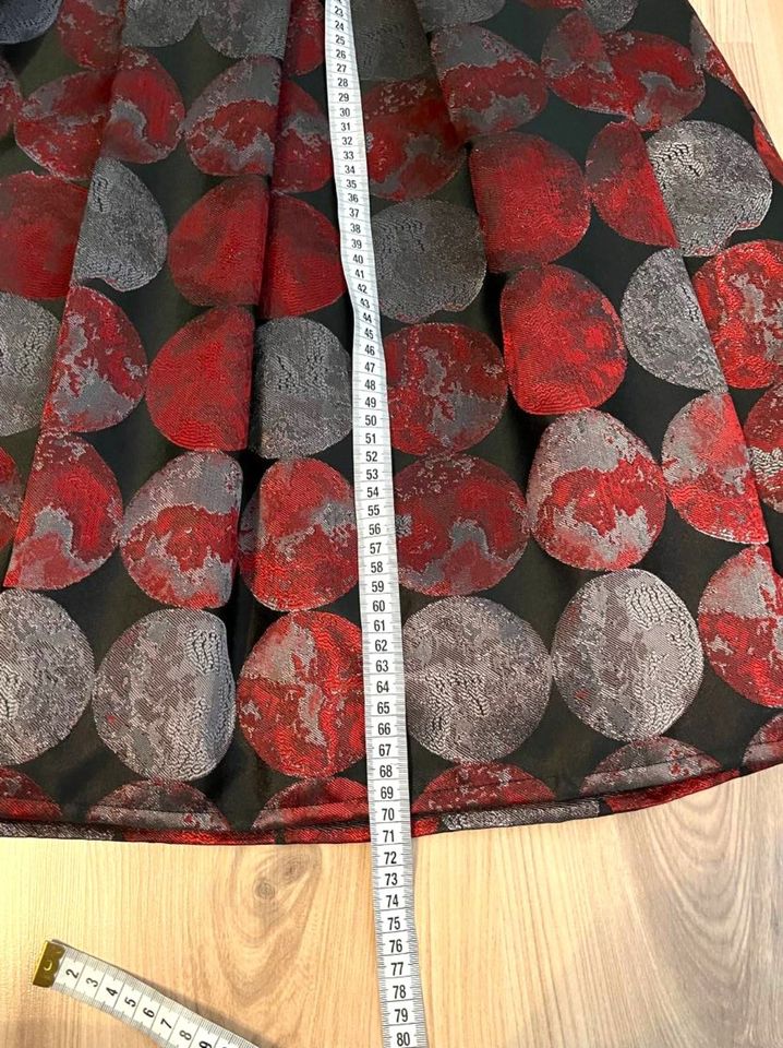 Neuer Rock mit Falten aus Naturbrokat mit Futter Größe 40 in Altötting