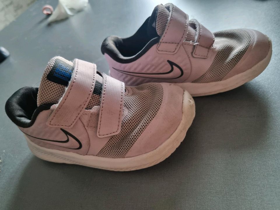 Nike Turnschuhe gr 23.5 in Aschaffenburg