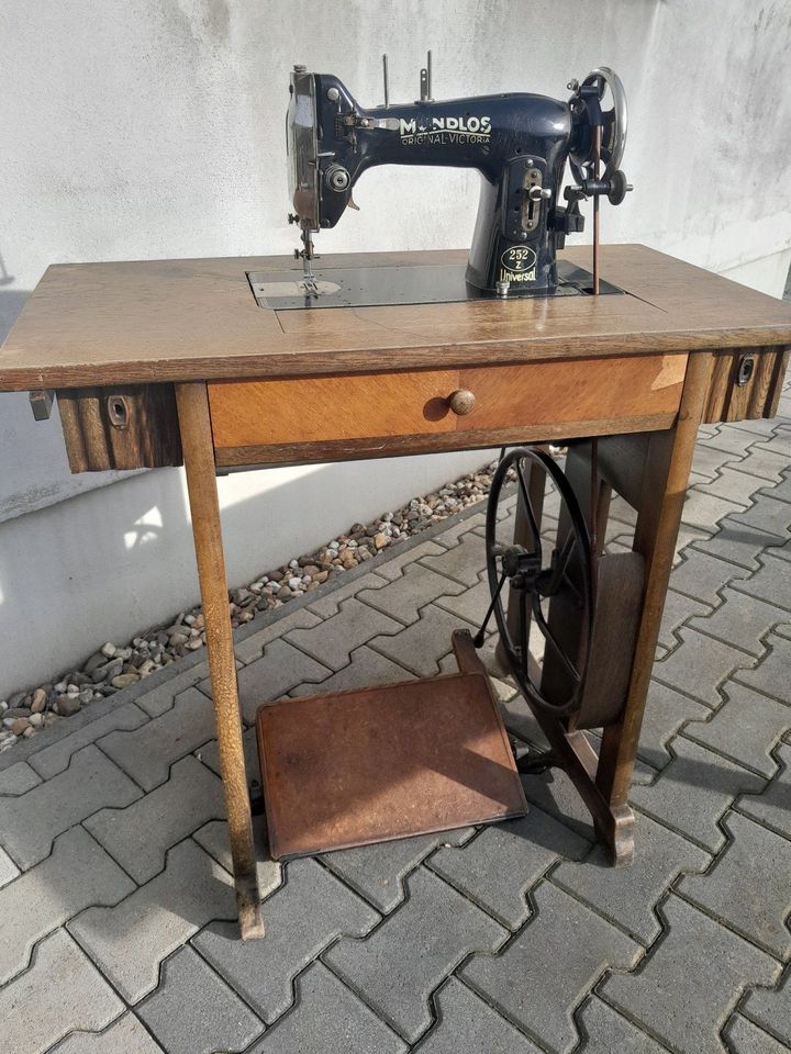 Nähmaschine Mundlos mit Tisch Antik mit Zubehör Funktionstüchtig in Goldbeck