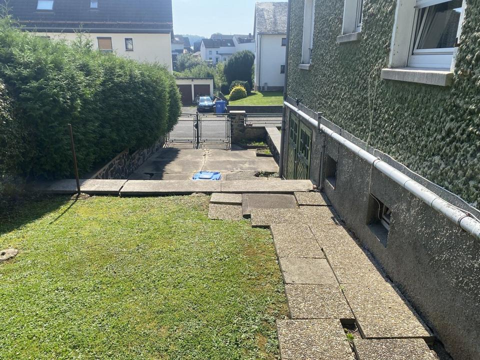 Grundsolides Wohnhaus mit großzügigem Grundstück in Weinbach