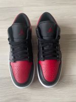 AIR JORDAN 1 LOW Gr 44,5  Schwarz/ Rot Rheinland-Pfalz - Pirmasens Vorschau