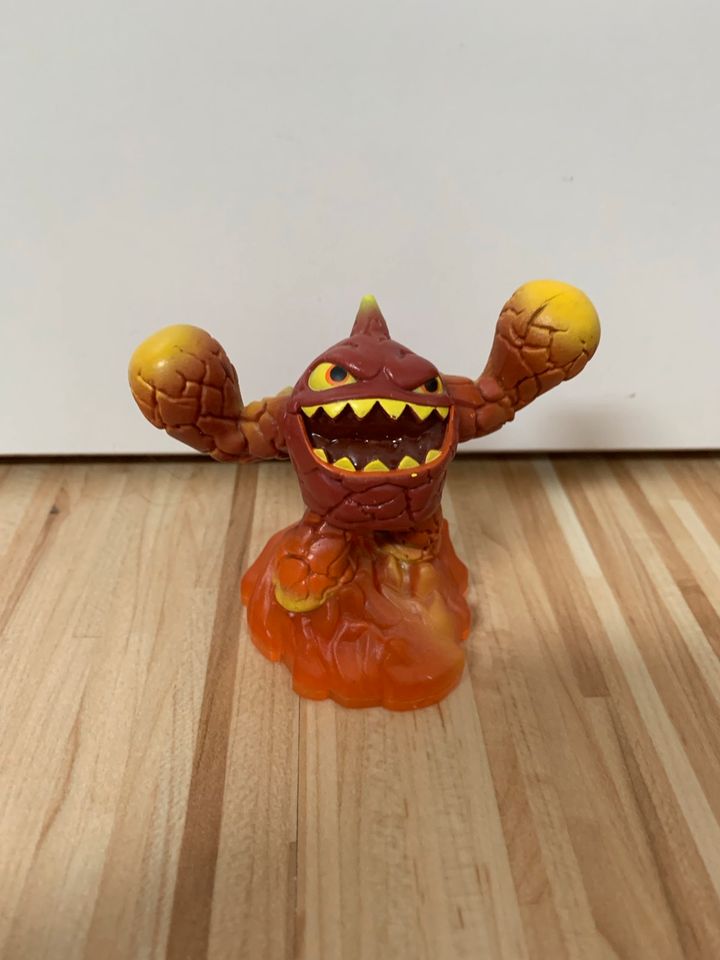 Skylander Figuren aus Skylander Giants Paket aus 15 Figuren in Egelsbach