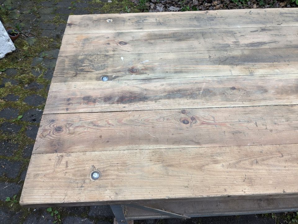 Holztisch mit Räder, Werkbank auf Rollen altes Industriedesign in Kall