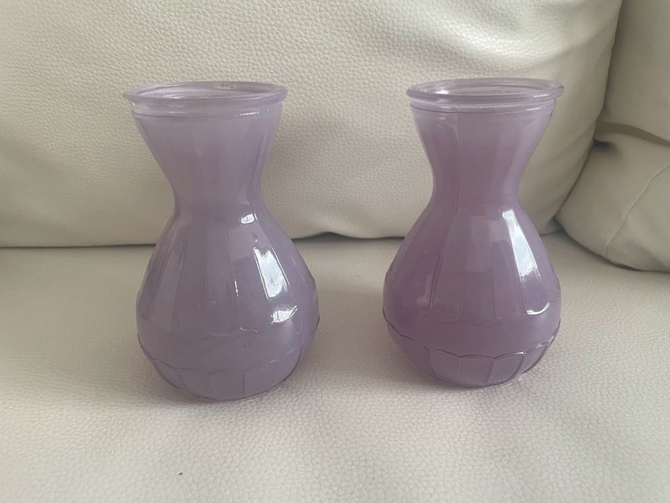 2 kleine fliederfarbenen Vasen in Vallendar