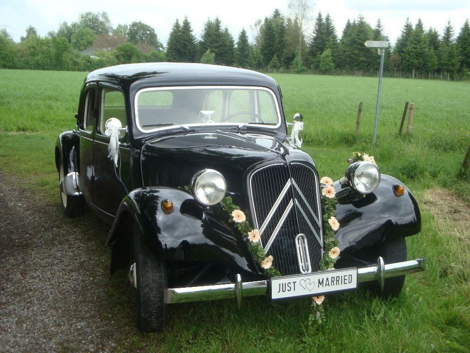 Hochzeitsfahrt, Oldtimer mit Chauffeur, Festlichkeit, Jubiläum in Wangen im Allgäu