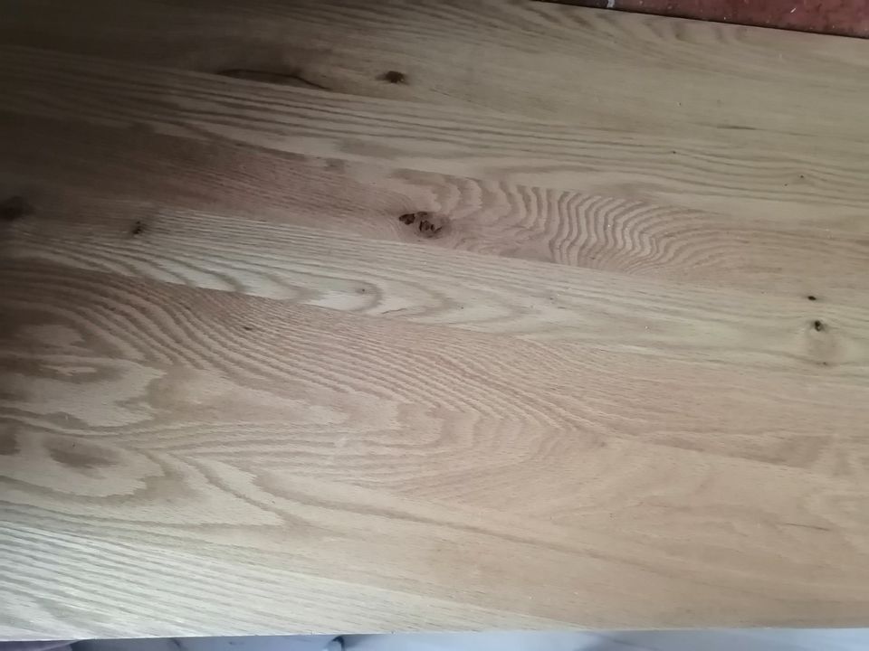 schöner Schreibtisch aus Holz in München