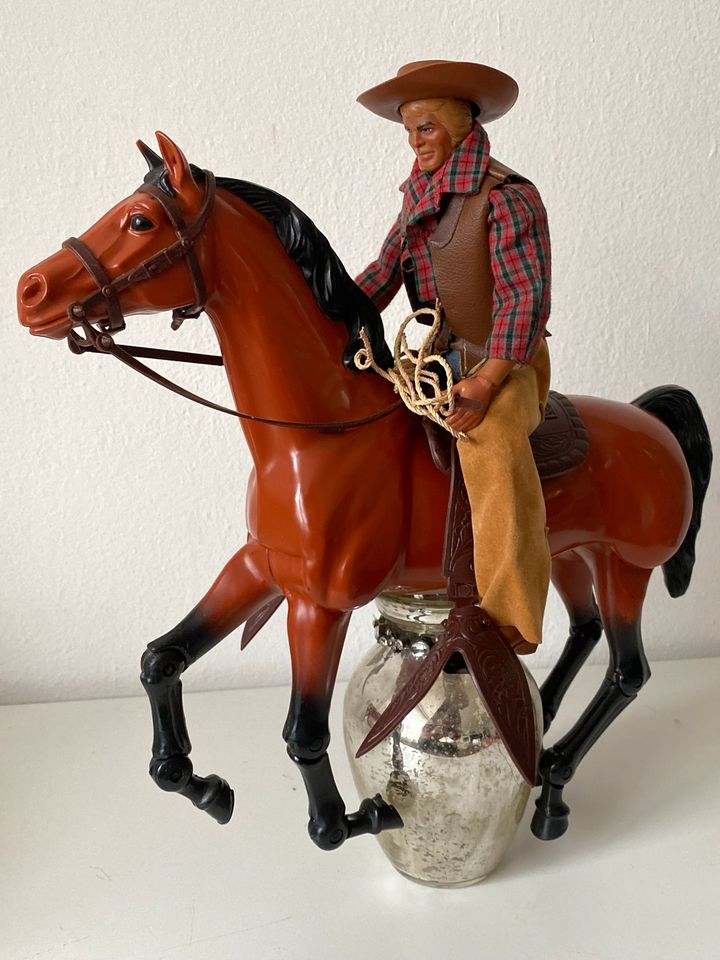 Big Jim Old Shatterhand als Cowboy mit Pferd in Starnberg