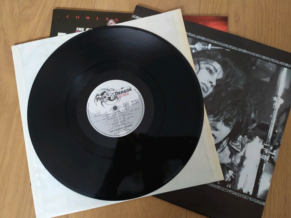 The Cherry Bombz - Coming Down Slow LP & Hot Girls In Love E.P. in Bonn