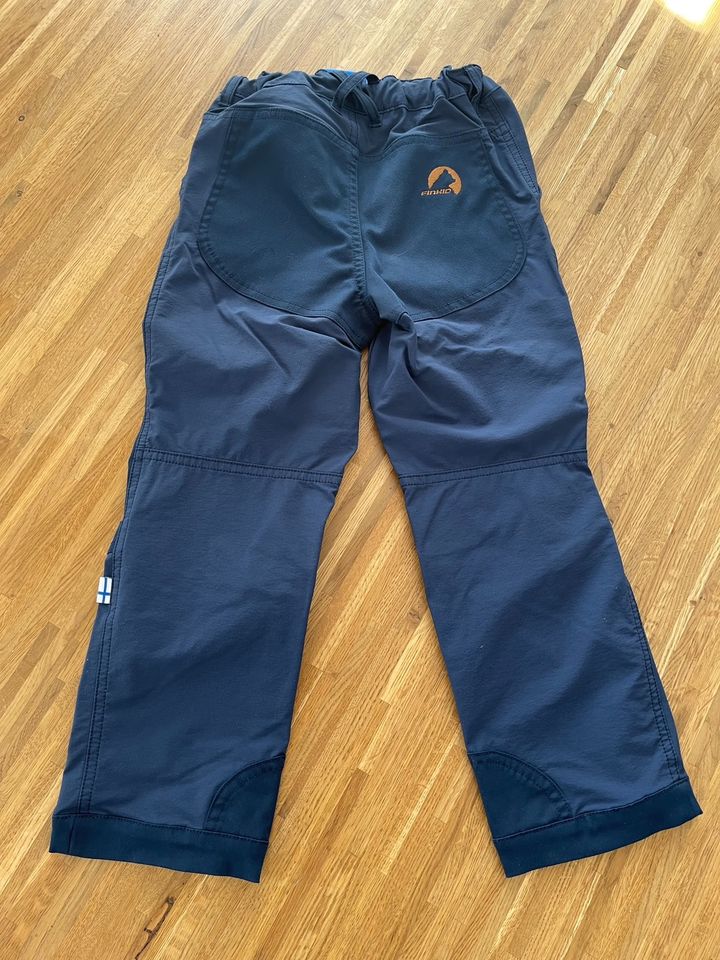 Finkid Kilpi Move Sommerhose, blau, Gr. 110/120 + Sweatjacke in Neckargemünd