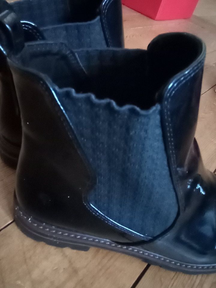 Marco Tozzi Chelsea Boots Lack nachtblau fast schwarz 40 in Flensburg