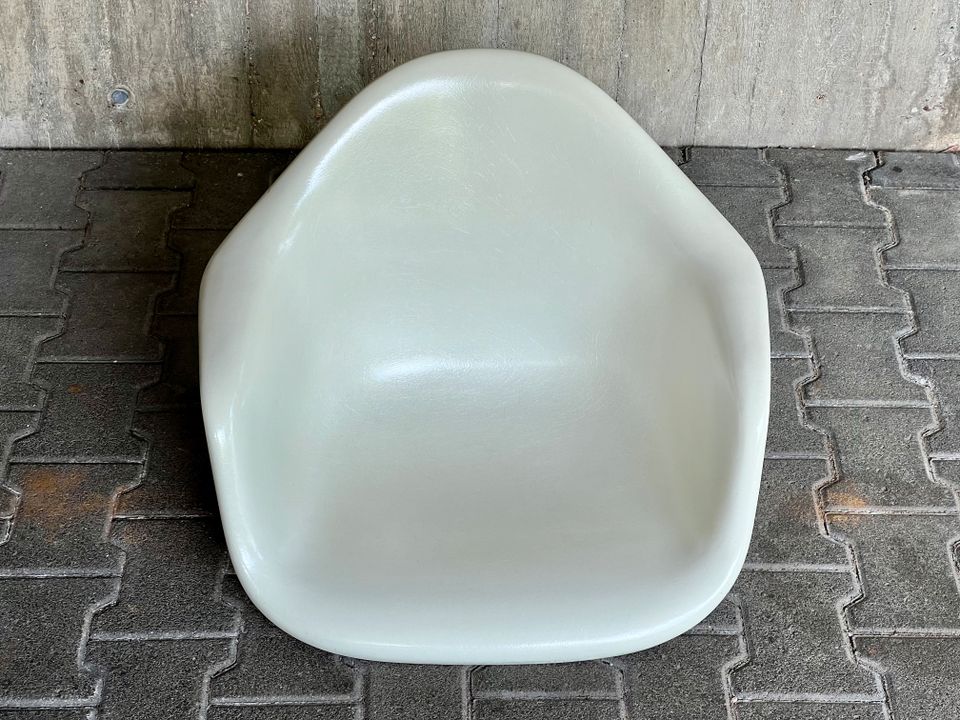 Vitra Herman Miller Fiberglass Eames Armchair Offwhite 70er 80er in Ingersheim