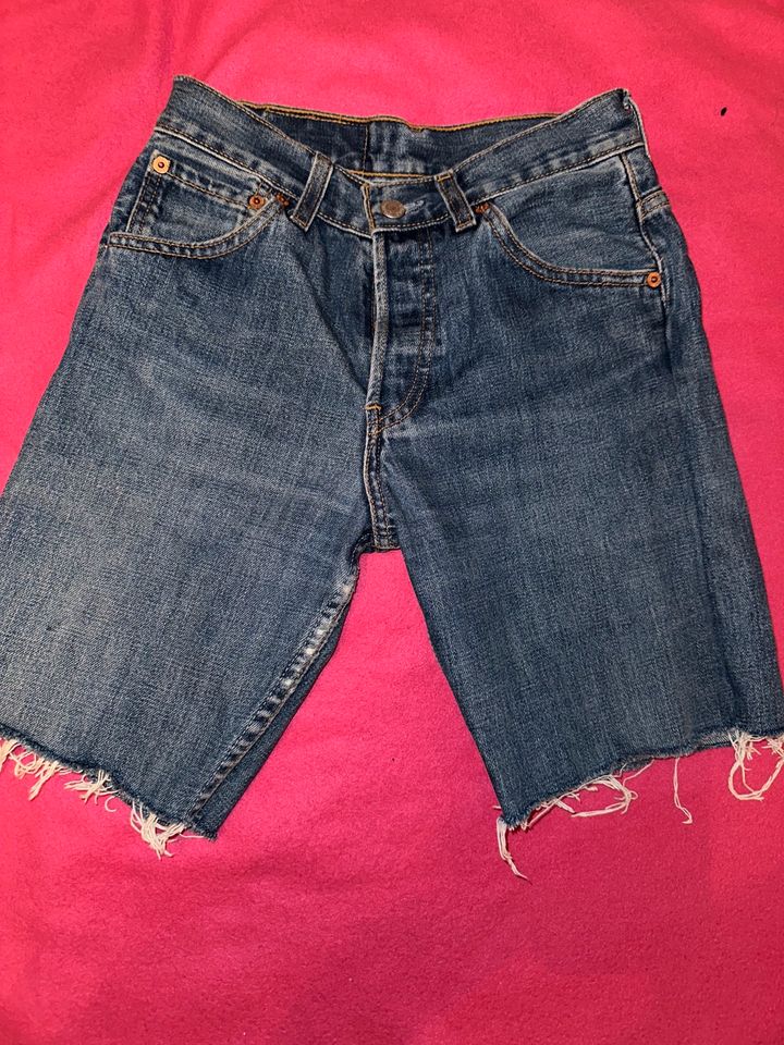 Levis Levi Strauss kurze Jeans Shorts Hose Gr W27 wie 32-34 unise in Berlin