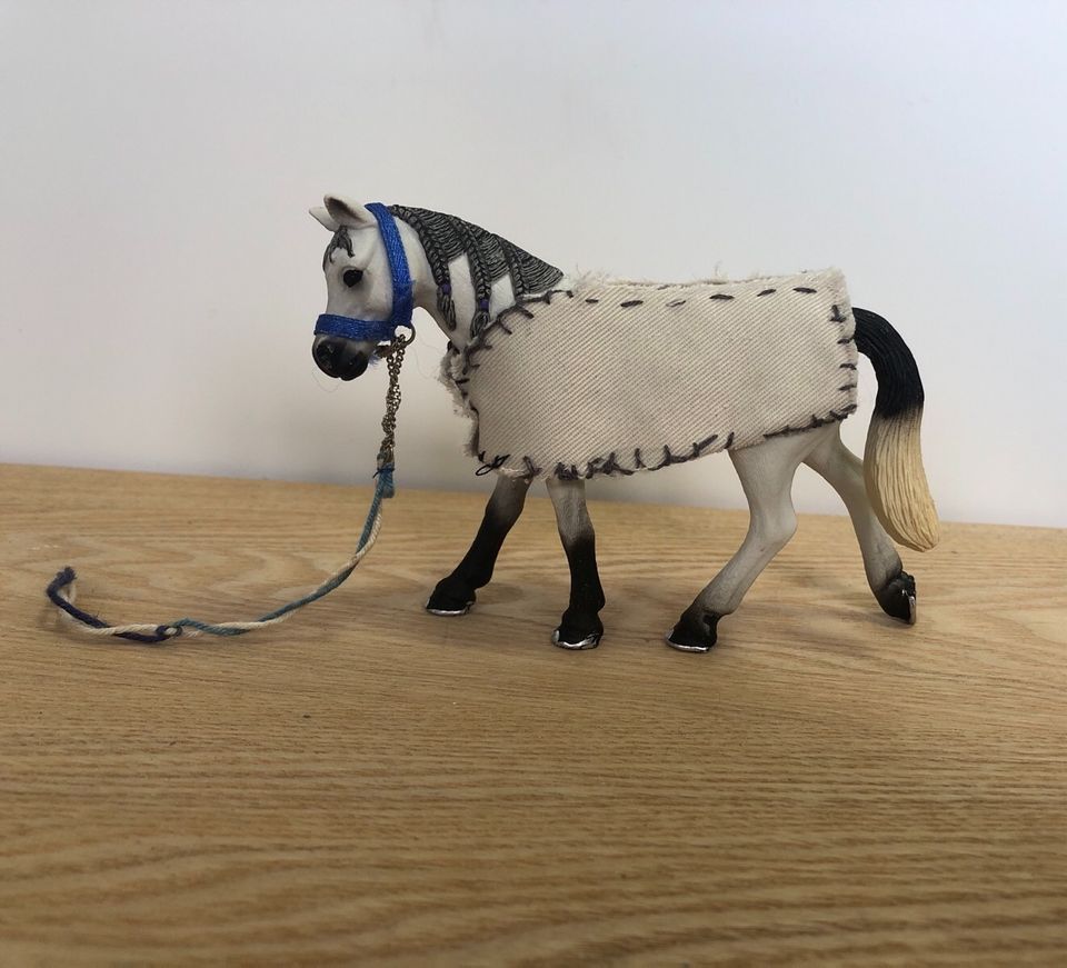 2 Schleich Führstricke und 2 selbstgenähte Pferdedecken in Berlin