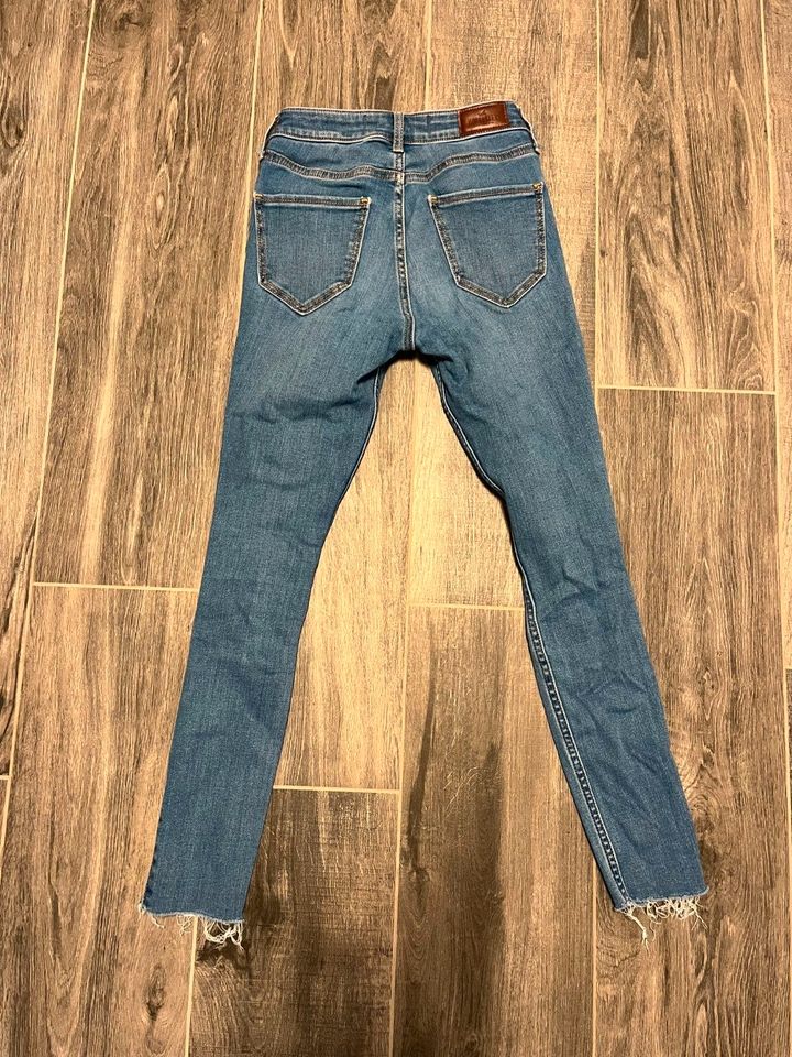 Hollister Jeans Curvy Mid-Rise Super Skinny 00 W23 L26 in Elmshorn