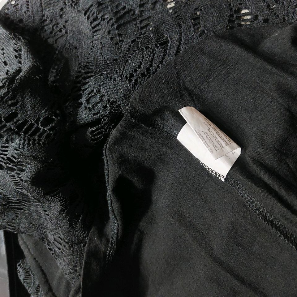 Schwarze Spitzenbluse mit Viskoseshirt drunter, Gr.52/54 in Bremen