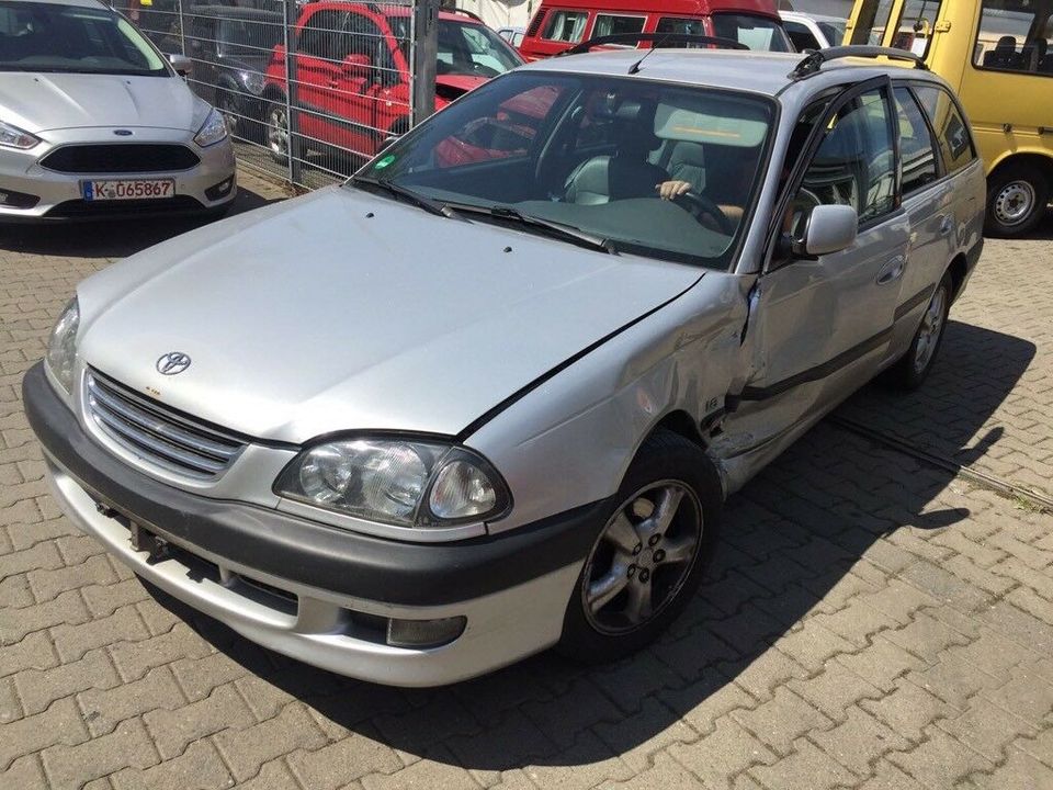 Toyota Avensis Gebrauchtteile Schlachtfest Ersatzteile Köln in Köln Vogelsang