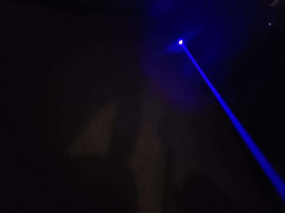 Blauer Laserpointer mit Lichtstrahl (Im Dunkeln) + Ladekabel in Bonn