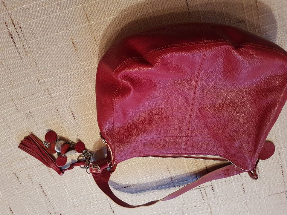 modische rote Handtasche in Rotenburg (Wümme)