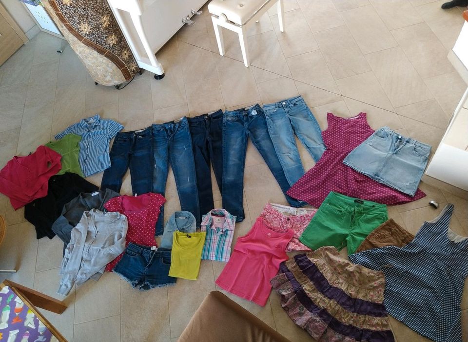 Damen Mädchen Paket Kleidung 34 Jeans, Blusen, T-Shirts, Shorts in Gerolstein