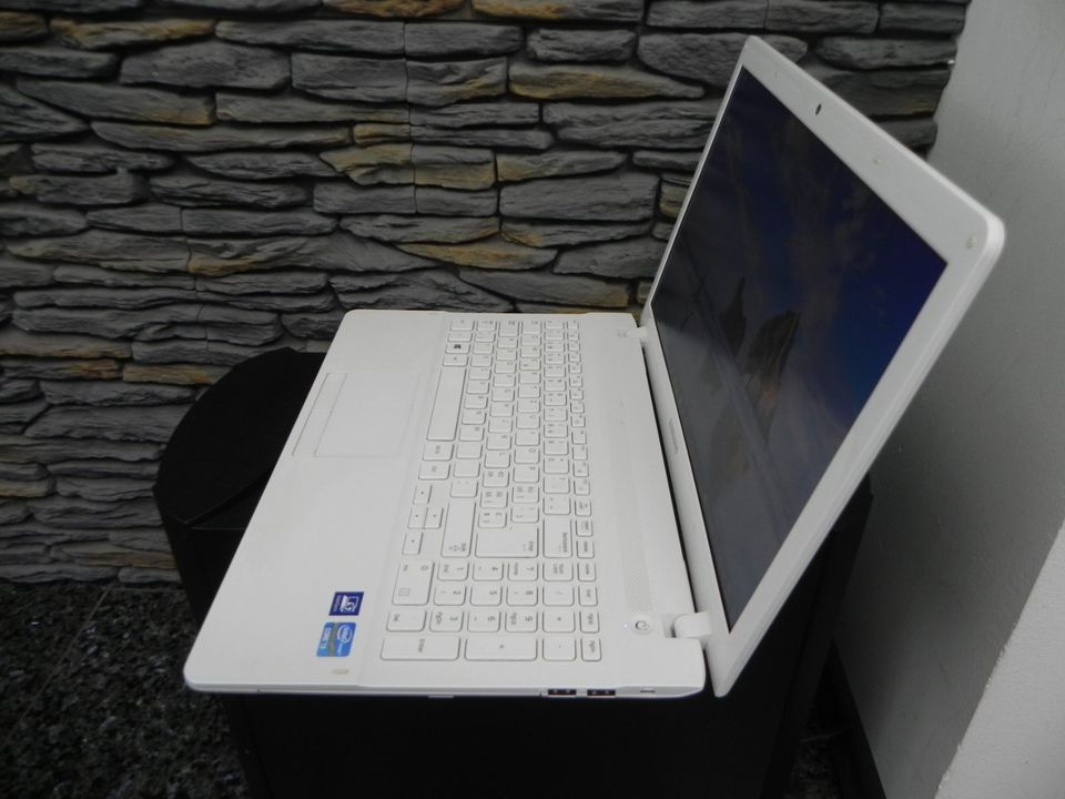 Samsung NP 270E 15,6 Zoll (SSD 256 GB, Intel i3 2,4GHz, 4GB)... in Helmstedt