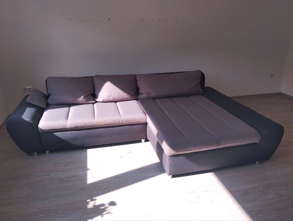 Couch in dunkel- und hellgrau in Essen