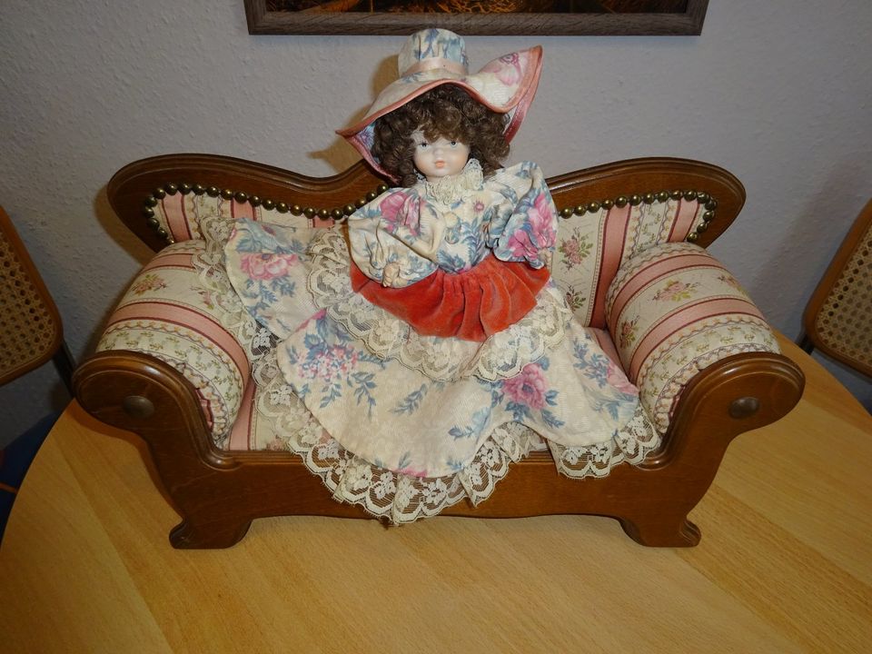 Niedliche hochw. Sammlerpuppe Puppe auf Sofa tolles Geschenk in Geestland