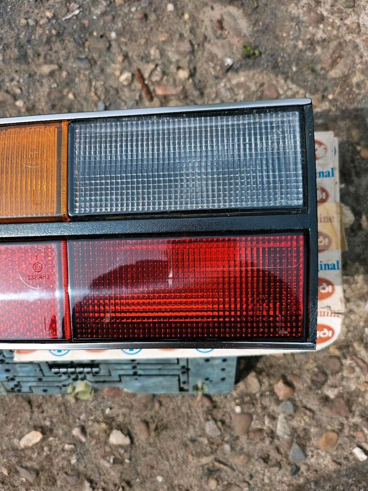 Audi 100 C2 Typ 43 Rücklicht links NOS mit Lampenträger 431945217 in Amelinghausen