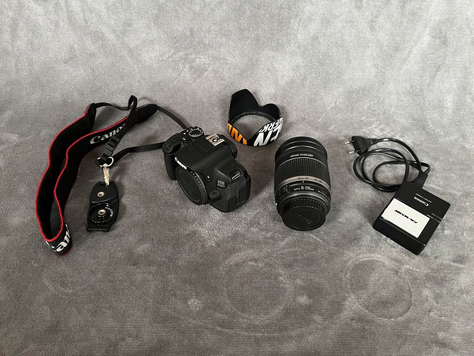 Canon EOS 650D Objektiv EFS 18-200 Spiegelreflex Kamera + Zubehör in Kitzingen