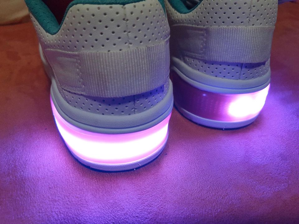 Geox Neue Mädchen Weiß & Rosa-Türkis *Gr. 31 *LED *Sportschuhe in Illingen