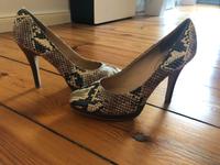 Pumps High Heels Schlangenmuster Holzabsatz 39 Büro Business Brandenburg - Panketal Vorschau