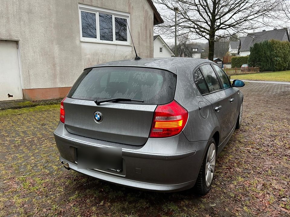 BMW 120d - Limousine-NAVI-XENON-PDC-TÜV NEU- in Windeck